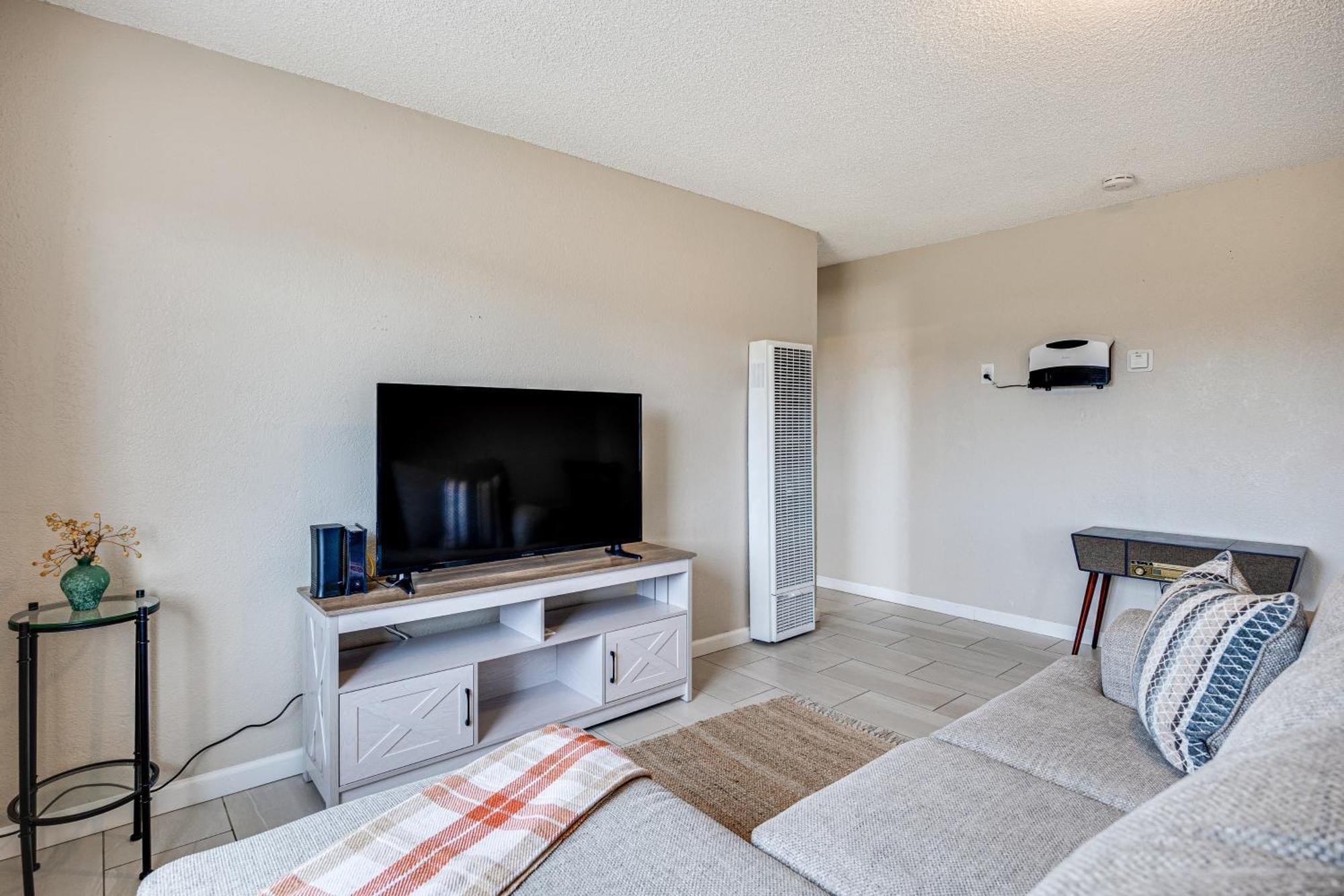 Convenient Joshua Tree Apartment - Walk To Town! 외부 사진