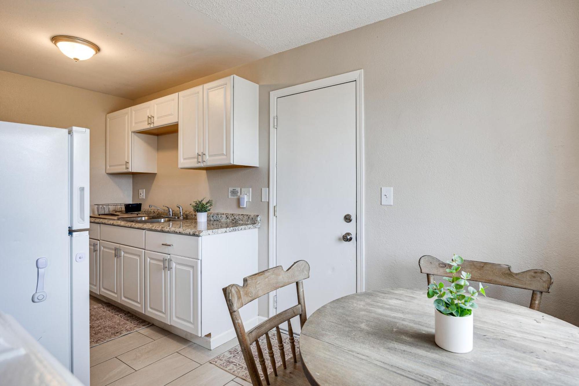 Convenient Joshua Tree Apartment - Walk To Town! 외부 사진