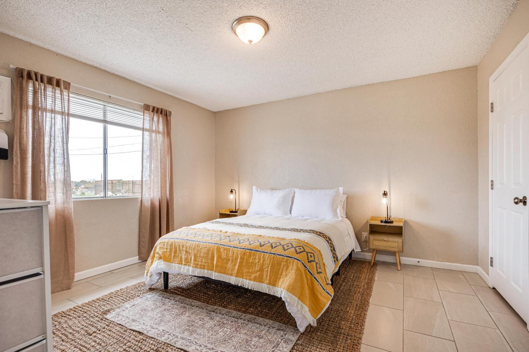 Convenient Joshua Tree Apartment - Walk To Town! 외부 사진